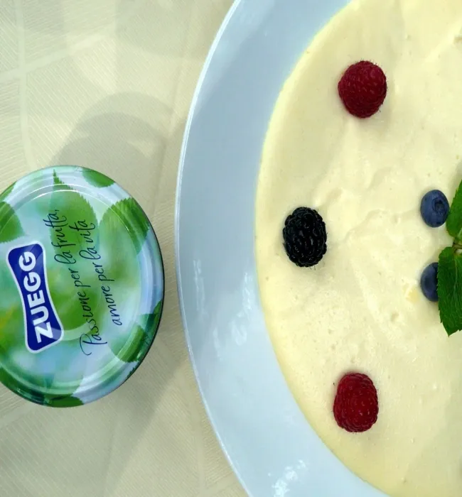 Ricette - Cremoso al formaggio bianco con confettura di ciliegie profumata alla cannella