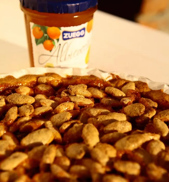 Ricette - Crostata di mandorle con confettura extra di albicocche