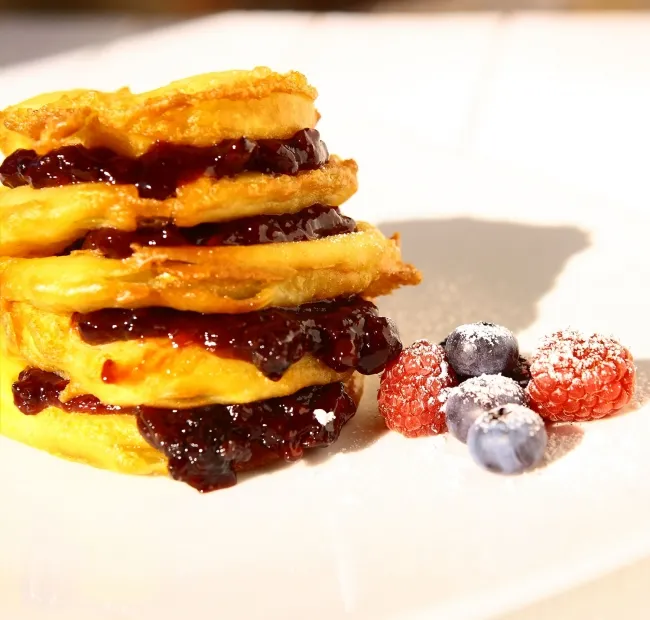 FRITOLE DE POMI CON CONFETTURA DI FRUTTI DI BOSCO