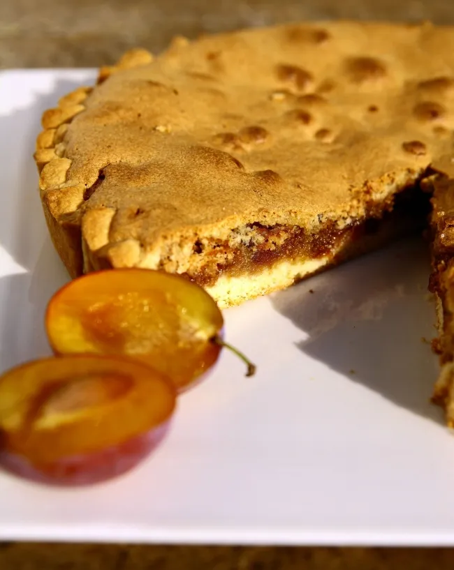 Torta con marmellata di prugne e amaretti