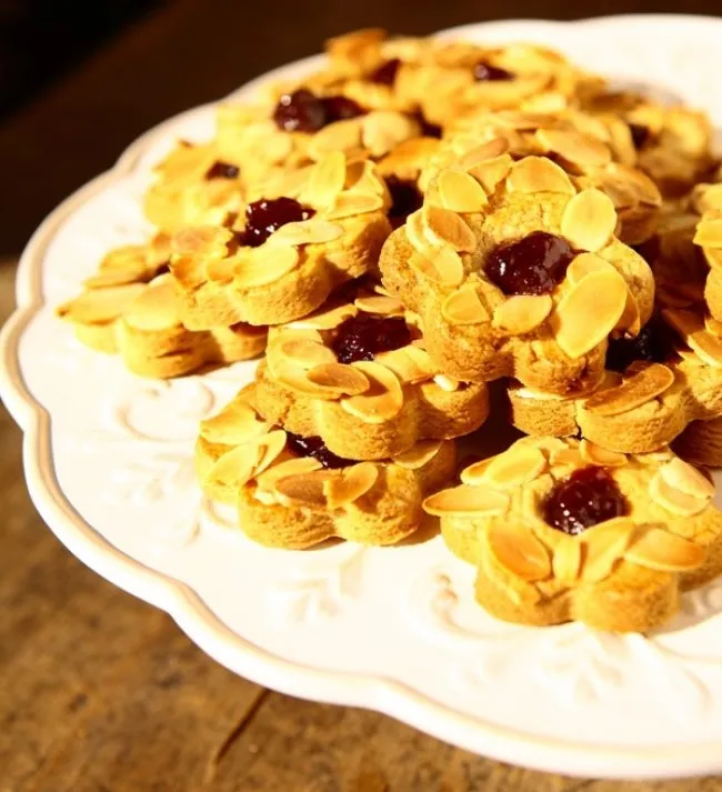 BISCOTTI ALLE MANDORLE E AMARENE