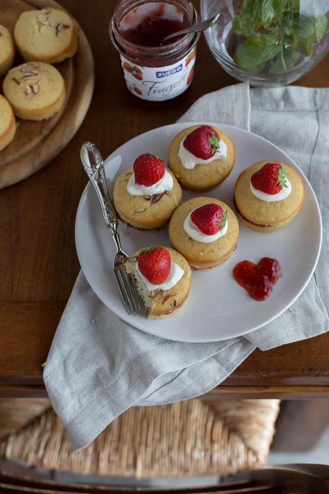 Ricette - Tortine alle mandorle con confettura di fragole