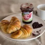 Ricette - Cornetti all'italiana con confettura di ciliegie