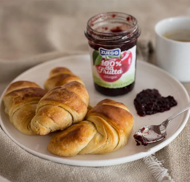 Ricette - Cornetti all'italiana con confettura di ciliegie