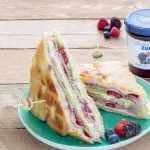 CLUBHOUSE SANDWICH DI FOCACCIA AI FRUTTI DI BOSCO
