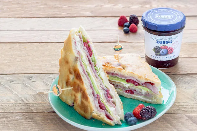 CLUBHOUSE SANDWICH DI FOCACCIA AI FRUTTI DI BOSCO