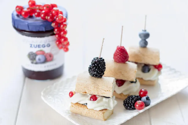 MINI CAKE SANDWICHES AI FRUTTI DI BOSCO