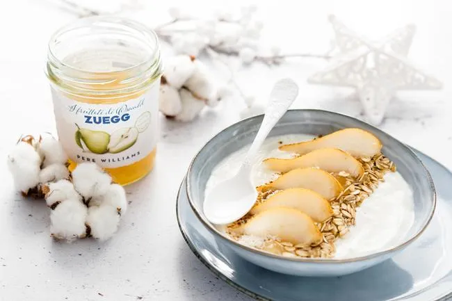 BOWL DI YOGURT GRECO E PERE CARAMELLATE