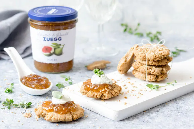 Biscotti rustici salati con marmellata di fichi
