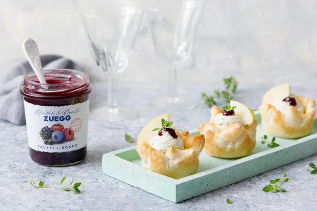 Cestini di robiola, mela verde e frutti di bosco
