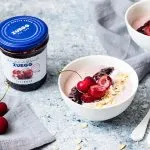 Ricette - Ice smoothie bowl alla ciliegia e cocco con fiocchi di kamut