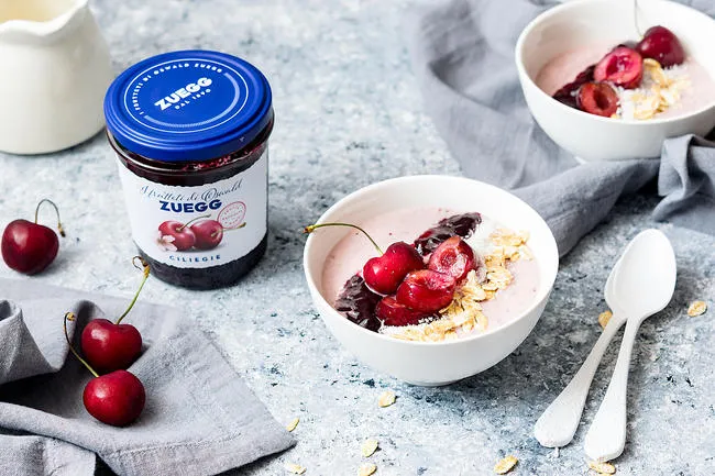 Ricette - Ice smoothie bowl alla ciliegia e cocco con fiocchi di kamut