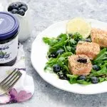 Ricette - Cubetti di salmone in crosta di sesamo ai mirtilli