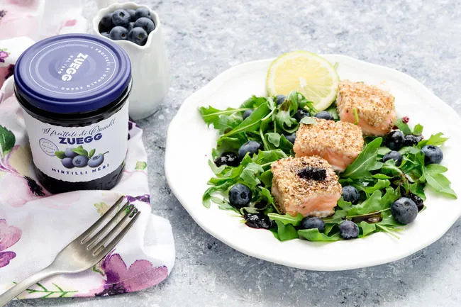 Ricette - Cubetti di salmone in crosta di sesamo ai mirtilli
