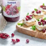 Crostini con caprino e melograno