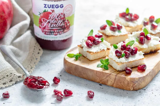 Crostini con caprino e melograno