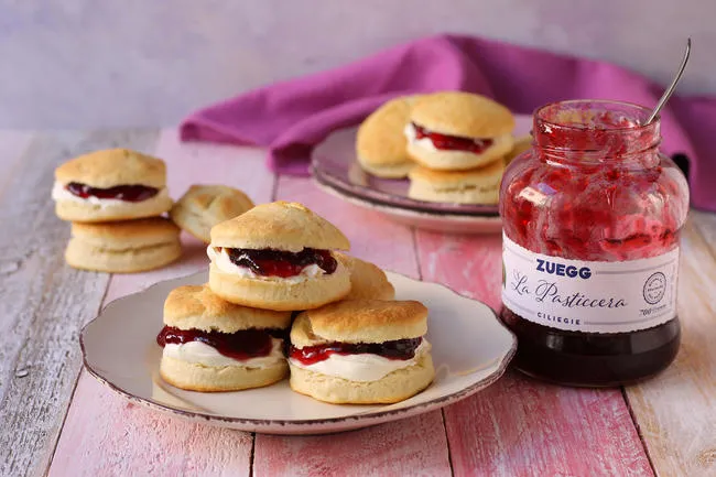 SCONES CON FORMAGGIO SPALMABILE E CONFETTURA
