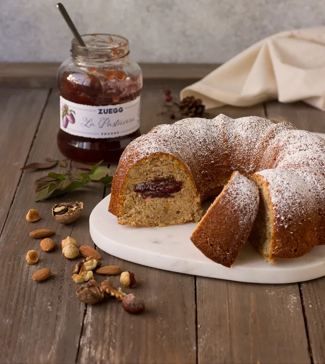 Ciambellone alle prugne e frutta secca
