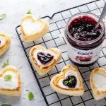 Ricette - CUORI DI SFOGLIA CON CONFETTURA DI CILIEGIE E CAPRINO