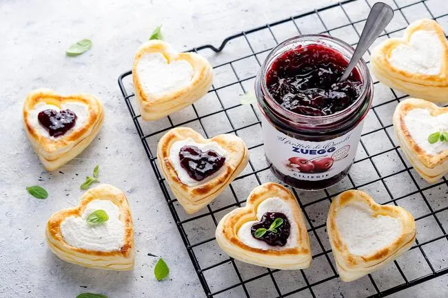 Ricette - CUORI DI SFOGLIA CON CONFETTURA DI CILIEGIE E CAPRINO