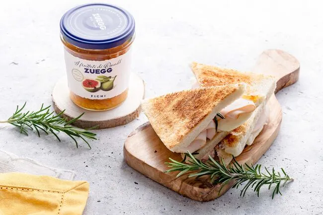 Ricette - TOAST CON TALEGGIO, ROSMARINO E CONFETTURA DI FICHI