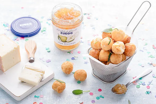 Ricette - Frittelle con cuore filante di Taleggio alla confettura di pere