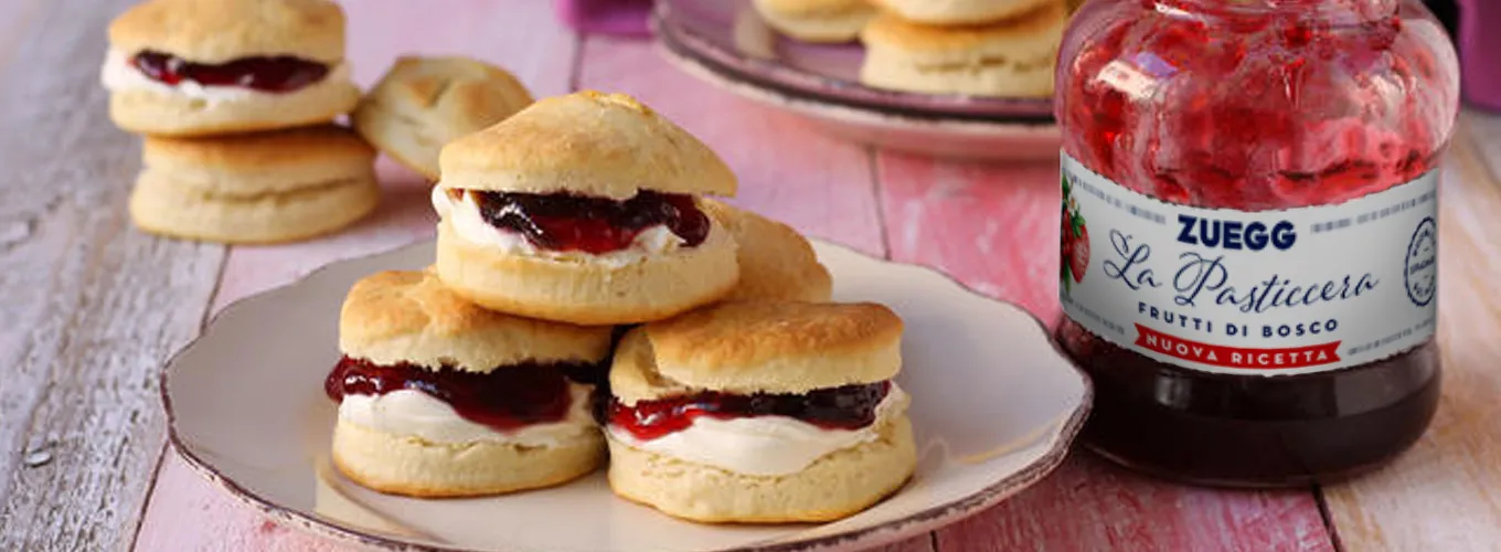 SCONES CON FORMAGGIO SPALMABILE E CONFETTURA